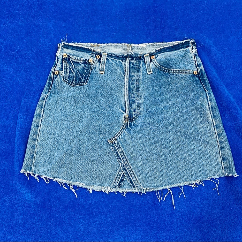Levi’s Frayed Edge ❤️ pockets! Denim Skirt - Picture 3 of 7